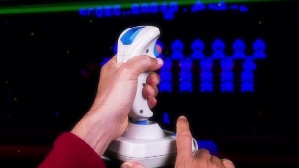 Mãos Masculinas Usando Retro Computador Arcade Jogo Joystick — Vídeo de Stock