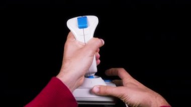 Erkek el Retro bilgisayar arcade oyun joystick kullanarak