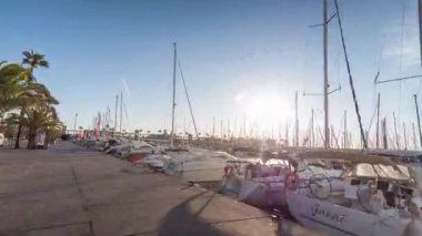 Barcelona, İspanya - 03 Nisan 2018: bağlantı noktası Olimpiyat ve La Barceloneta Barselona etrafında gündoğumu sonra erken sabah seyahat