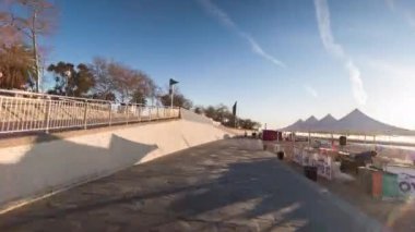 Barcelona, İspanya - 03 Nisan 2018: bağlantı noktası Olimpiyat ve La Barceloneta Barselona etrafında gündoğumu sonra erken sabah seyahat