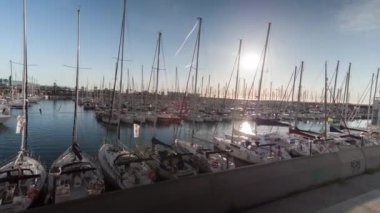 Barcelona, İspanya - 03 Nisan 2018: bağlantı noktası Olimpiyat ve La Barceloneta Barselona etrafında gündoğumu sonra erken sabah seyahat