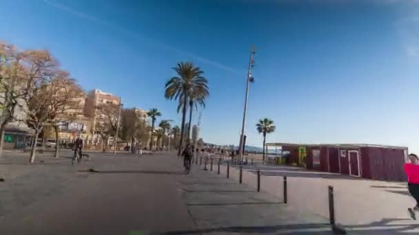 西班牙巴塞罗那 2018年4月03日 日出后清晨在巴塞罗那的港口奥林匹克和 巴塞洛内塔附近旅行 — 图库视频影像