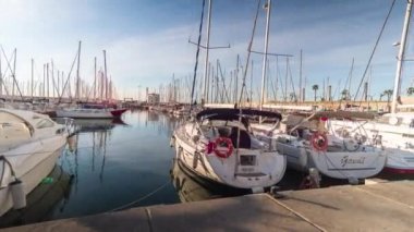 Barcelona, İspanya - 03 Nisan 2018: bağlantı noktası Olimpiyat ve La Barceloneta Barselona etrafında gündoğumu sonra erken sabah seyahat