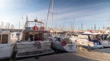 Barcelona, İspanya - 03 Nisan 2018: bağlantı noktası Olimpiyat ve La Barceloneta Barselona etrafında gündoğumu sonra erken sabah seyahat