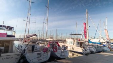 Barcelona, İspanya - 03 Nisan 2018: bağlantı noktası Olimpiyat ve La Barceloneta Barselona etrafında gündoğumu sonra erken sabah seyahat