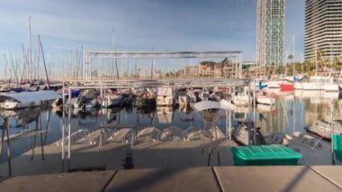 Barcelona, İspanya - 03 Nisan 2018: bağlantı noktası Olimpiyat ve La Barceloneta Barselona etrafında gündoğumu sonra erken sabah seyahat