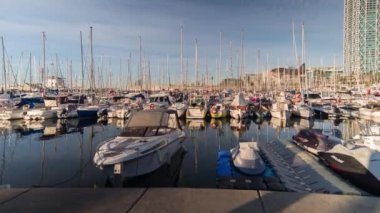 Barcelona, İspanya - 03 Nisan 2018: bağlantı noktası Olimpiyat ve La Barceloneta Barselona etrafında gündoğumu sonra erken sabah seyahat