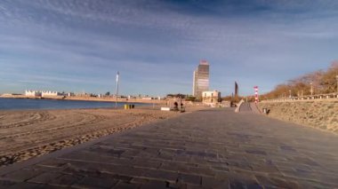 Barcelona, İspanya - 03 Nisan 2018: bağlantı noktası Olimpiyat ve La Barceloneta Barselona etrafında gündoğumu sonra erken sabah seyahat