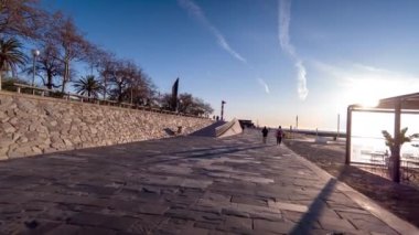 Barcelona, İspanya - 03 Nisan 2018: bağlantı noktası Olimpiyat ve La Barceloneta Barselona etrafında gündoğumu sonra erken sabah seyahat