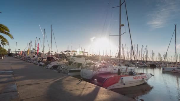 西班牙巴塞罗那 2018年4月03日 日出后清晨在巴塞罗那的港口奥林匹克和 巴塞洛内塔附近旅行 — 图库视频影像