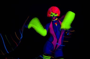 Seksi neon uv kızdırma dansçı 