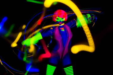 Seksi neon uv kızdırma dansçı 