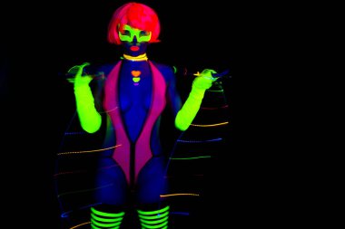 Seksi neon uv kızdırma dansçı 