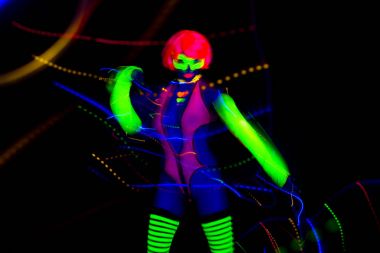 Seksi neon uv kızdırma dansçı 