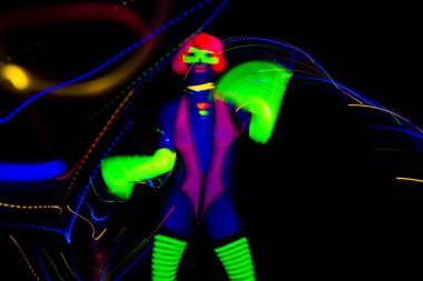 Seksi neon uv kızdırma dansçı 
