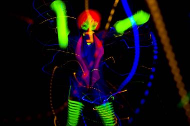 Seksi neon uv kızdırma dansçı 