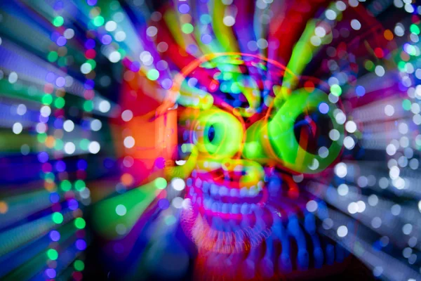 Neon glow mask skrämmande ansikte monster — Stockfoto