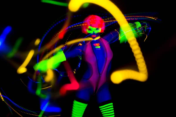 Seksi neon uv kızdırma dansçı — Stok fotoğraf