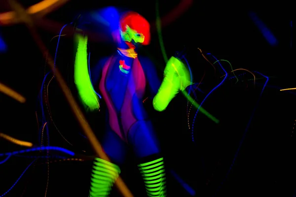 Seksi neon uv kızdırma dansçı — Stok fotoğraf