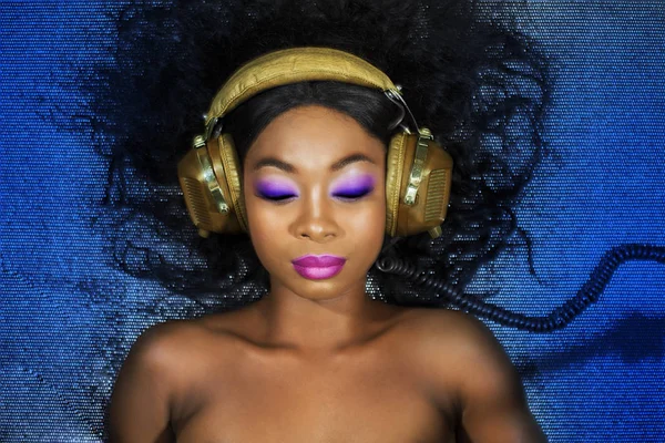 Disco-Diva sexy DJ hört Musik mit Kopfhörern — Stockfoto