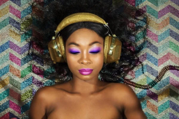 Disco diva sexy dj ouvir música com fones de ouvido — Fotografia de Stock