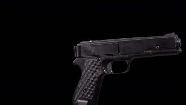 Pistola Negra Girando Sobre Fondo Negro — Vídeo de stock