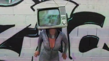 İnanılmaz bir kadın dans ediyor ve televizyonla poz veriyor.