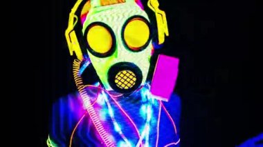 Gaz maskeli güzel bir kadın. Üst üste gelen arıza ve çarpıtma efektleriyle dans ediyor.