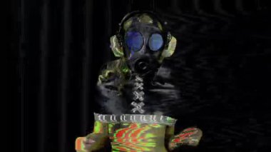 Gaz maskeli güzel bir kadın. Üst üste gelen arıza ve çarpıtma efektleriyle dans ediyor.