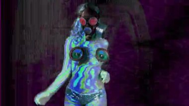 Gaz maskeli genç bir kadın, üstüste binen arıza ve çarpıtma efektleriyle dans ediyor.