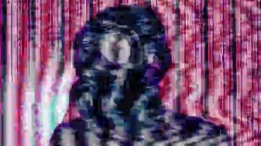 Gaz maskesi takan kadın arıza efektiyle hareket ediyor 