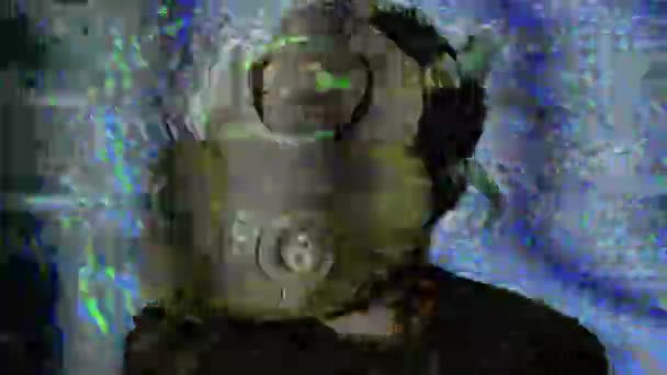 Kvinna Flyttar Huvudet Gasmask Med Glitch Effekt — Stockvideo