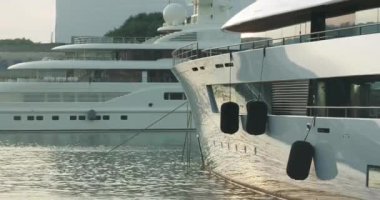 Güzel Akdeniz manzarası, su üzerinde tekneleri olan