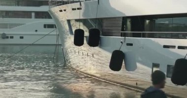 Güzel Akdeniz manzarası, su üzerinde tekneleri olan