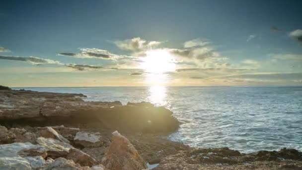 Time Lapse Της Όμορφης Παραλίας Συννεφιασμένο Ουρανό Κατά Ηλιοβασίλεμα — Αρχείο Βίντεο