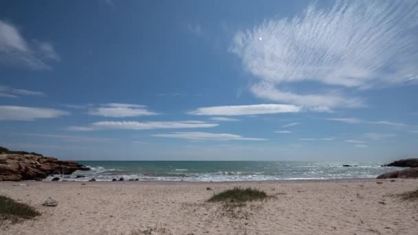 time lapse de la belle plage avec ciel nuageux sur une journée ensoleillée 