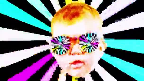 Lindo Sorriso Disco Bebê Com Óculos Sol Hipnóticos — Vídeo de Stock