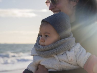 Kumsalda küçük şirin bir bebek