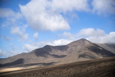 Dağlı mavi gökyüzü, Jandia Doğal Parkı Fuerteventura, Kanarya Adaları, İspanya