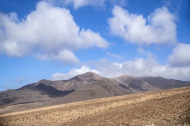 Dağlı mavi gökyüzü, Jandia Doğal Parkı Fuerteventura, Kanarya Adaları, İspanya
