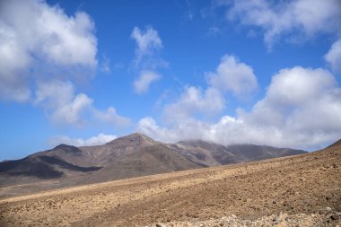 Dağlı mavi gökyüzü, Jandia Doğal Parkı Fuerteventura, Kanarya Adaları, İspanya
