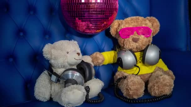 Dos Osos Peluche Marrones Juguetes Mullidos Con Auriculares Bola Disco — Vídeo de stock