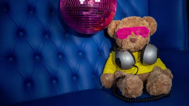 Twee Bruine Teddyberen Pluizig Speelgoed Met Hoofdtelefoon Discobal Sofa Achtergrond — Stockvideo