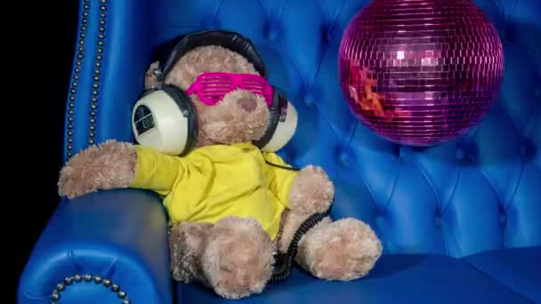 Peluche Marrone Orsacchiotto Peloso Giocattolo Occhiali Sole Cuffie Con Disco — Video Stock