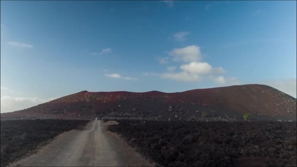 Kamera Bir Road Aracının Önüne Bağlı Dağ Manzaralı Yoldan Geçiyor — Stok video