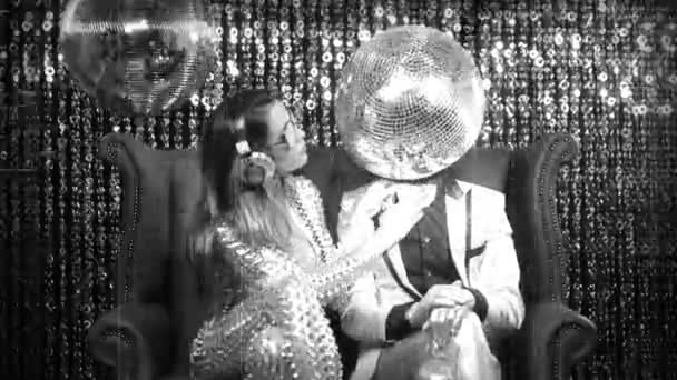 Homme Avec Boule Disco Sur Tête Femme Costume Avec Écouteurs — Video