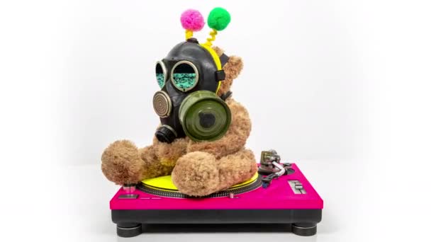 复古泰迪熊玩具 戴着防毒面具 坐在乙烯播放器上 — 图库视频影像