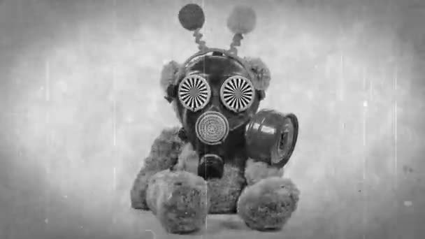 ビデオにノイズの影響を与えるガスマスクのレトロテディベアおもちゃ — ストック動画