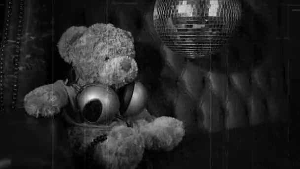 黒の背景にヘッドフォンで茶色のテディベアのおもちゃとレトロヴィンテージビデオ効果 — ストック動画