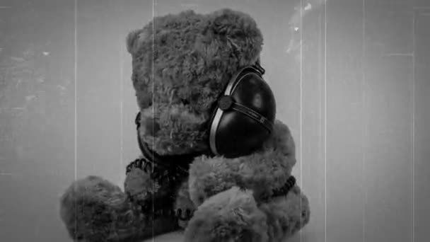 Retro Vintage Video Efekty Hnědý Medvídek Hračka Sluchátkách Bílém Pozadí — Stock video